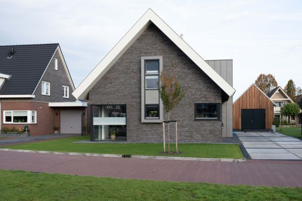 Nieuwe vrijstaande woning met zinken delen te Ruinerwold